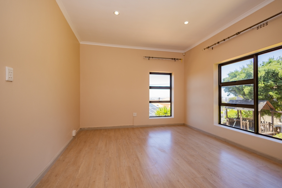 To Let 3 Bedroom Property for Rent in Loevenstein Western Cape